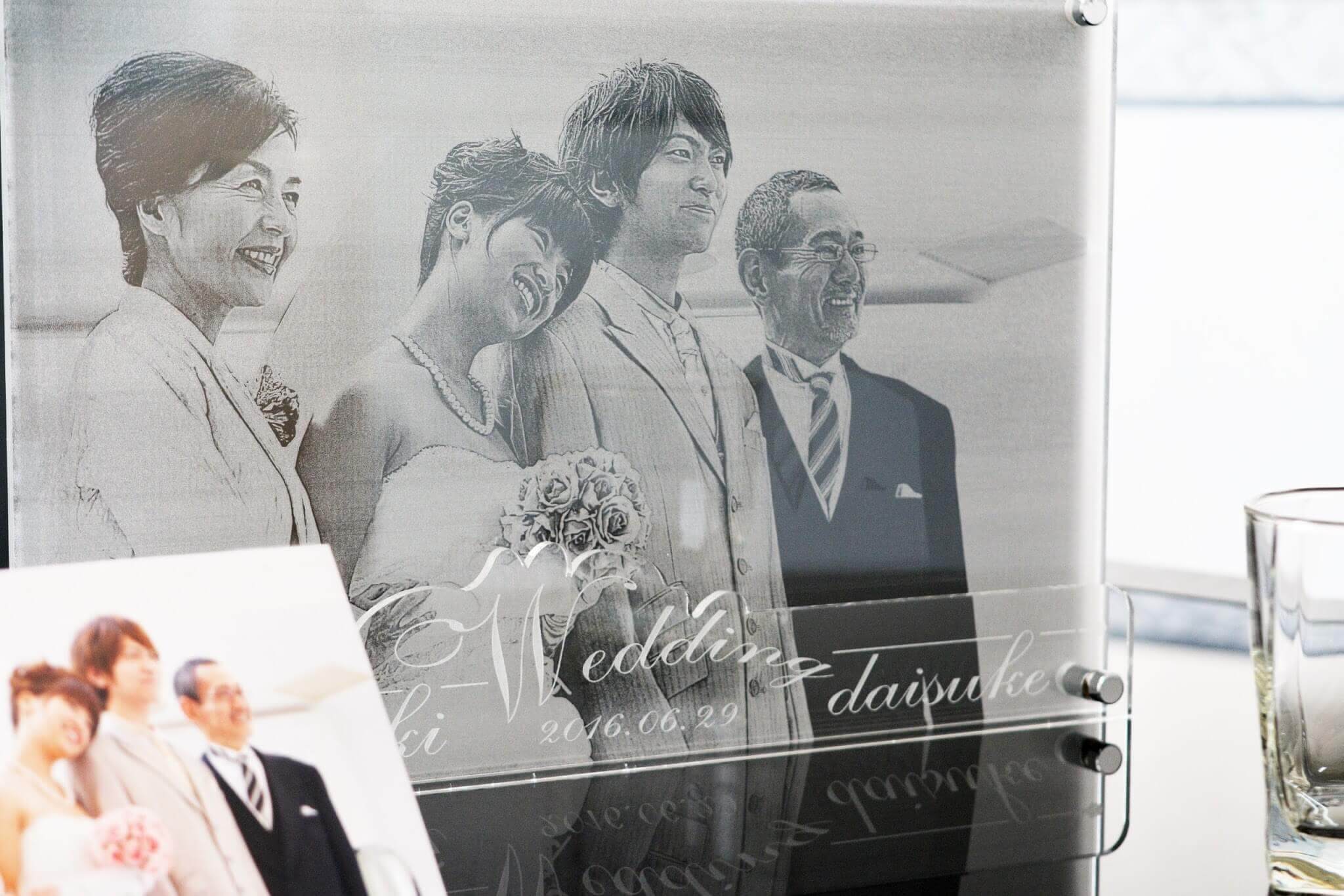 透明アクリル板に写真をレーザーで彫刻しました | オーレーザー